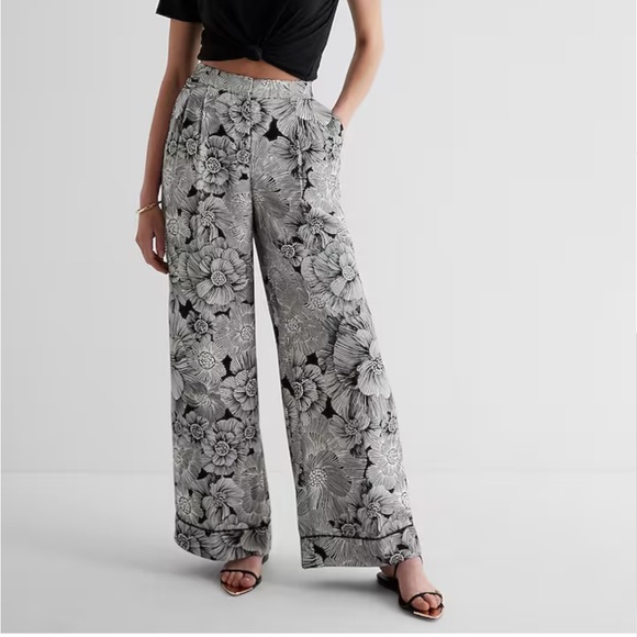Express Stylist Super High Waisted Satin Pleated Wide Leg Floral Pant 6 Regular - Picture 12 of 15